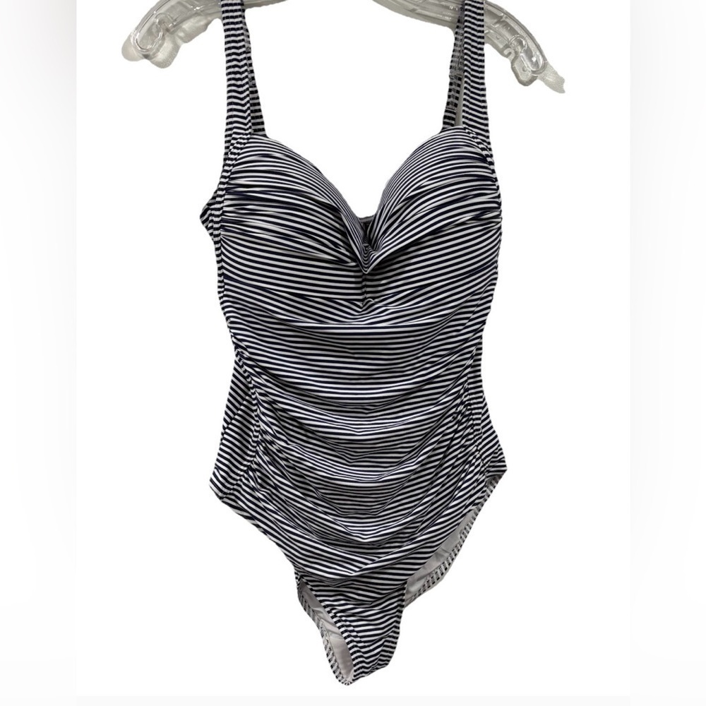 Nip Tuck Swim
Women size 10
Multifit cup
Black white strip
85%Nylon 15%spandex